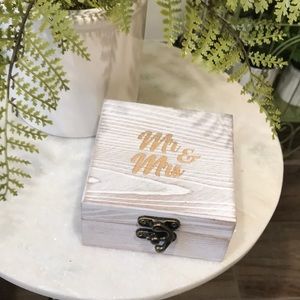 Mr. & Mrs. wedding rings box